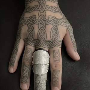 NOWOŚĆ - Ręcznie wykonany pierścień zbroi przegubowej z symbolami nordyckimi i celtyckimi wzorami