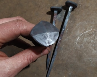 IJzeren spijker met schildknaap 30 mm, met de hand gesmeed