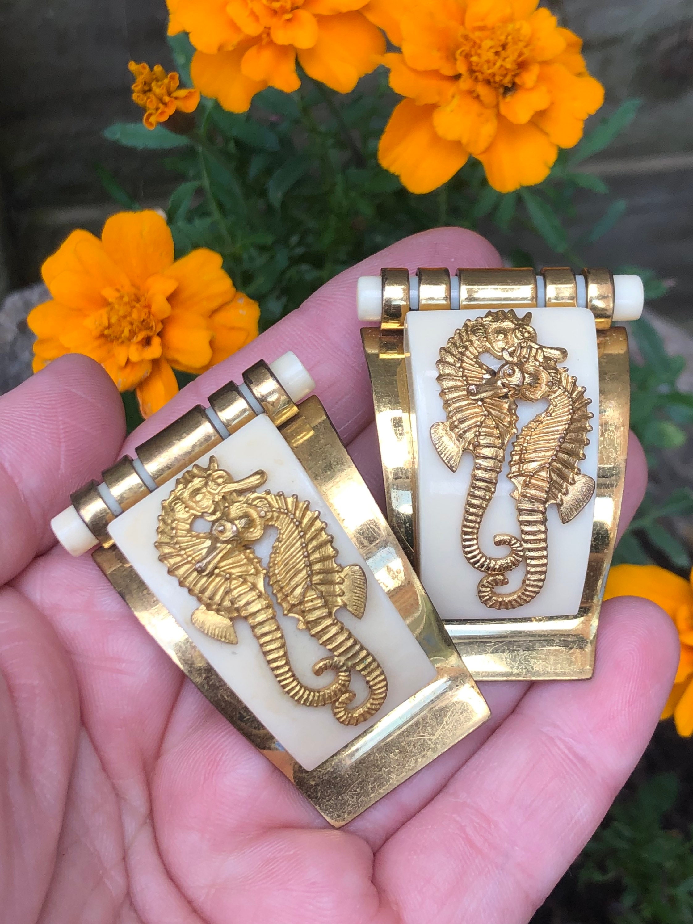 pins en clips Kleding & schoenclips Two vintage Art deco brown Bakelite dress shoe clips with ornate brass flowers tested Sieraden Broches 