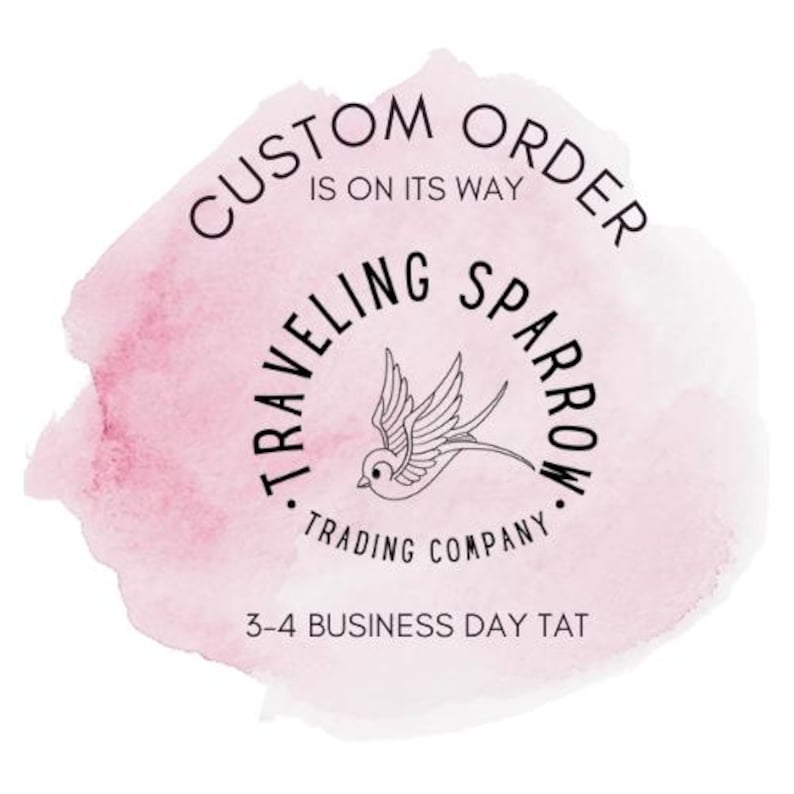 Pode incluir: Um fundo rosa em aquarela com o texto "CUSTOM ORDER IS ON ITS WAY" em uma fonte circular. Um gr&aacute;fico de p&aacute;ssaro est&aacute; no centro, rodeado pelas palavras "TRAVELING SPARROW TRADING COMPANY". O texto "3-4 BUSINESS DAY TAT" est&aacute; na parte inferior.