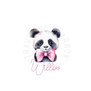 Può includere: Un'illustrazione ad acquerello di un panda carino che indossa un papillon rosa. Il panda è circondato da un cerchio con il testo "Traveling Arrow Trading Company" e la parola "Willow" scritta in corsivo sotto il panda.