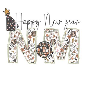 Puede incluir: Un diseño festivo de Año Nuevo con las palabras "Happy New year" en una fuente de escritura. Las letras "N" y "M" están llenas de patrones festivos. Una bola de discoteca y un gorro de fiesta se suman al tema navideño. El año 2026 se muestra en la bola de discoteca.