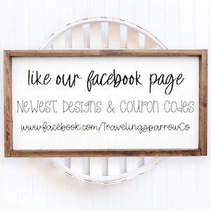 Pode incluir: Uma placa retangular de madeira com fundo branco e moldura marrom. A placa apresenta texto preto em it&aacute;lico que diz "like our facebook page" e texto adicional abaixo que diz "NEWEST DESIGNS & COUPON CODES" e um endere&ccedil;o de site.