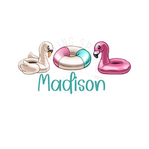 Könnte beinhalten: Ein weißer Schwan, ein rosa Flamingo und ein rosa-blauer Schwimmring mit dem Namen "Madison" in blaugrün.