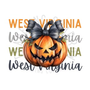 Può includere: Una grafica a tema Halloween con una zucca intagliata che indossa un fiocco nero. Il testo "West Virginia" è ripetuto in diverse dimensioni e colori intorno alla zucca.