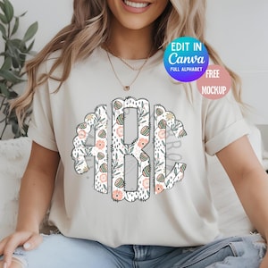 Puede incluir: Una camiseta blanca con un diseño de monograma floral. El monograma está en un círculo con un borde festoneado. Las letras son "ABC". La camiseta está en una modelo que lleva jeans. El texto "Edit in Canva" y "Free Mockup" está en la imagen.