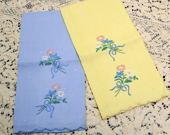 Ensemble de serviettes de toilette RARE en lin de Madère (2) brodés à la main, nouveau vieux stock, autocollant original de collection, cadeau de mariage, cadeau de douche nuptiale vintage