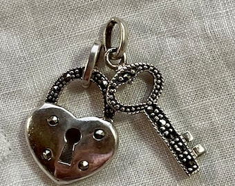 „Schlüssel zu meinem Herzen“-Anhänger oder -Charm aus massivem 925er Sterlingsilber mit Markasit-Beschichtung, Vintage-Liebesgeschenk, zu Halskette oder Armband hinzufügen, Geschenk für Sie oder Ihn