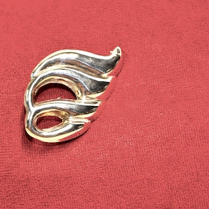 Modernist Sterling Silver Brooch: Ribbed Swirl Design