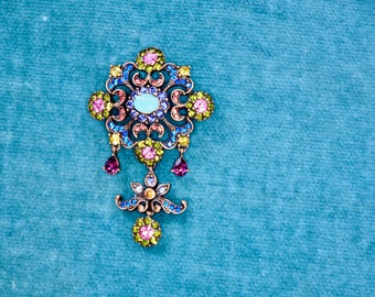 Broche Joan Rivers finition cuivre, centre opale scintillant et motif floral en pierres de cristal multicolores, cadeau signé pour elle, neuf, ancien stock