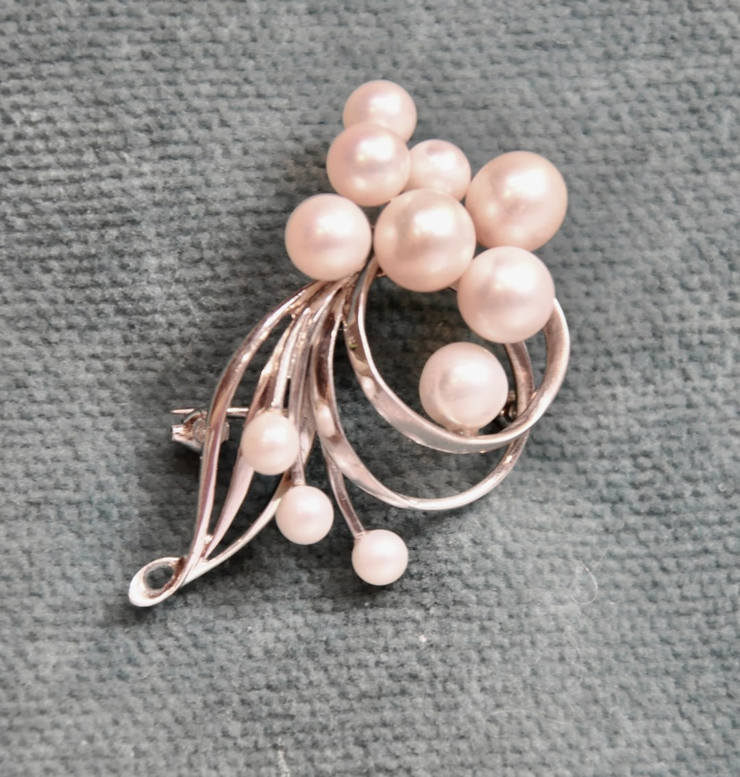 Mikimoto Pearl Brooch Sterling Silver Grade AAA Gem Quality Mikimoto Pearl Brooch Sterling Silver Grade AAA Gem Quality