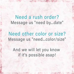Pu&ograve; includere: Testo su uno sfondo floreale rosa con il messaggio "Hai bisogno di un ordine urgente? Mandaci un messaggio "serve per...data"" e "Hai bisogno di un altro colore o dimensione? Mandaci un messaggio "serve...colore/dimensione"" e "E ti faremo sapere se &egrave; possibile al pi&ugrave; presto!"