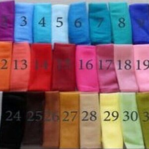 Puede incluir: Una colecci&oacute;n de 33 muestras de tela en varios colores, numeradas del 1 al 33. Las muestras est&aacute;n dispuestas en tres filas.