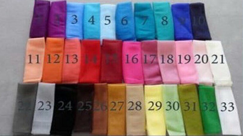 Puede incluir: Una colecci&oacute;n de 33 muestras de tela en varios colores, numeradas del 1 al 33. Las muestras est&aacute;n dispuestas en tres filas.