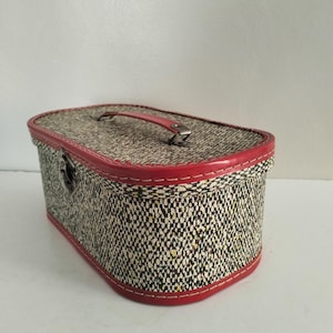 Pequeña maleta de costura, años 60