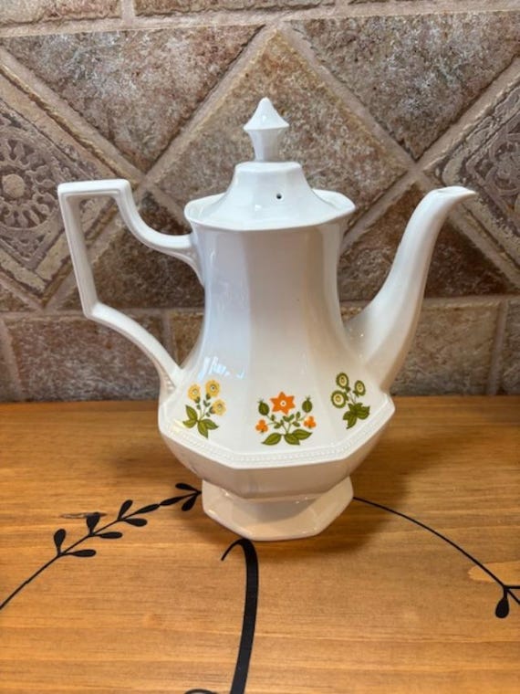 Johnson Brothers Posy Pattern Octagonal 8" Coffee Pot and Lid Pristine