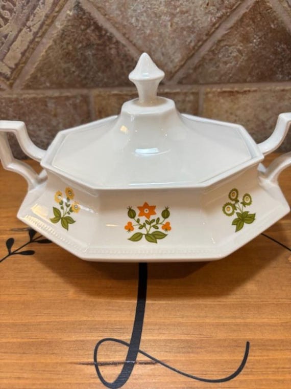 Johnson Brothers Posy Pattern Octagonal Vegetable Bowl with Lid Pristine