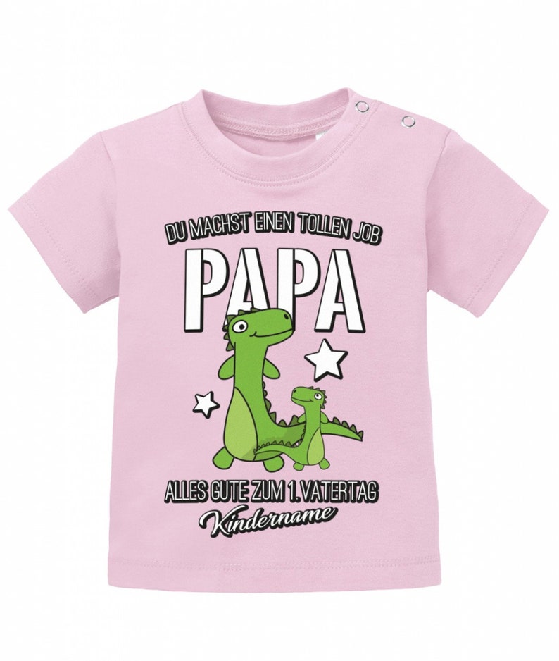 Du machst einen tollen Job Papa 1. Vatertag mit Wunschname des Kind Geschenk Baby T-Shirt Bild 7