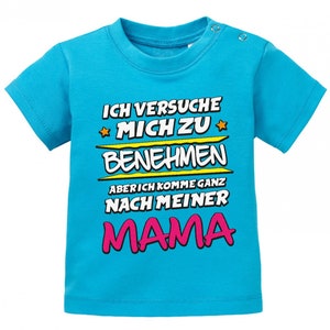 Ich versuche mich zu benehmen aber ich komme ganz nach meiner Mama Baby Shirt image 2