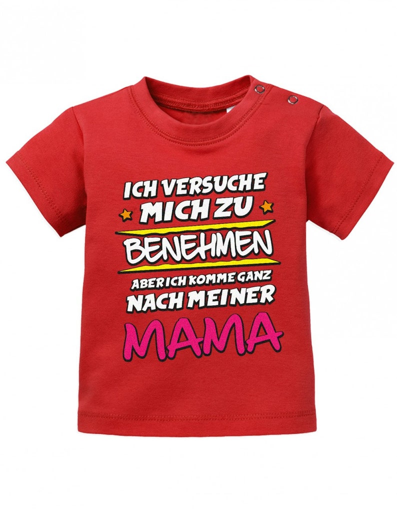 Ich versuche mich zu benehmen aber ich komme ganz nach meiner Mama Baby Shirt Rot