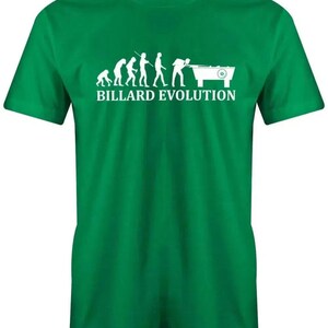 Könnte beinhalten: Ein grünes T-Shirt mit einer weißen Grafik, die die Entwicklung einer Person beim Billardspielen darstellt. Die Grafik zeigt eine Entwicklung von einer affenähnlichen Figur zu einer Person an einem Billardtisch. Der Text "BILLIARD EVOLUTION" steht darunter.
