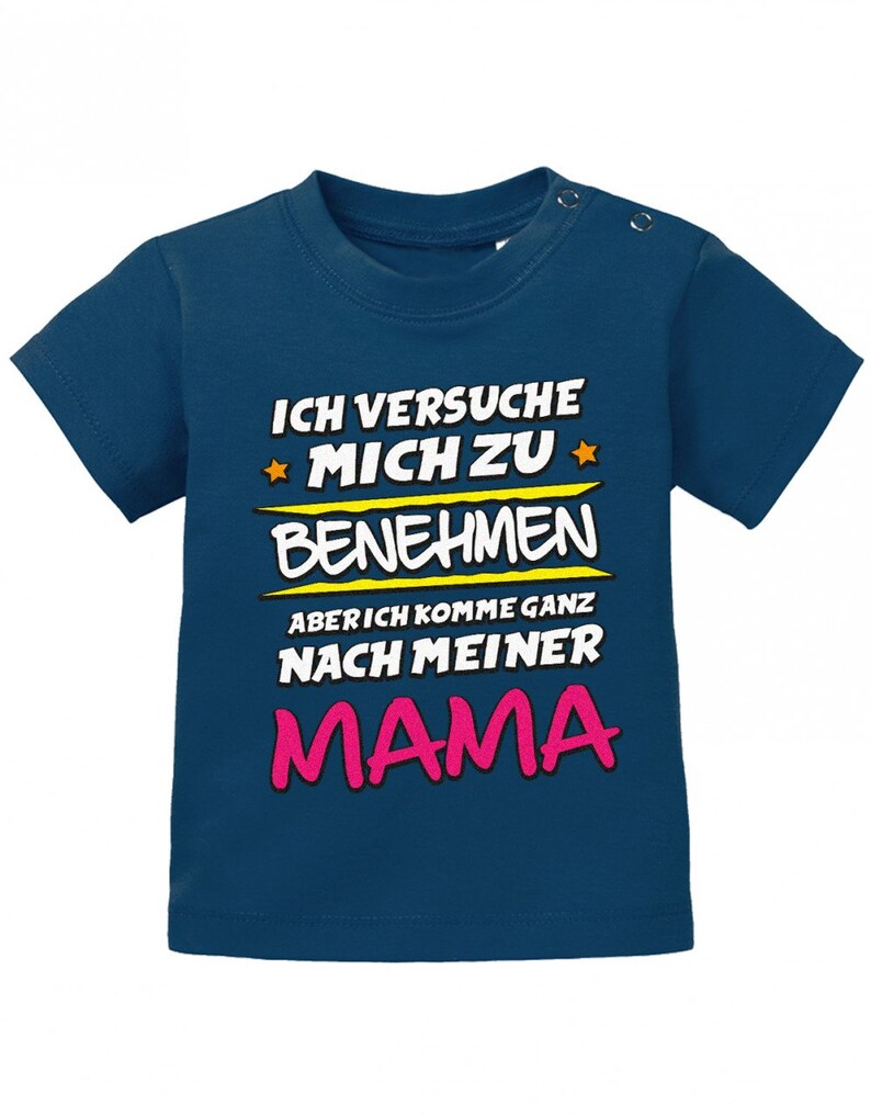 Ich versuche mich zu benehmen aber ich komme ganz nach meiner Mama Baby Shirt image 4