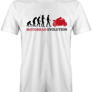 Könnte beinhalten: Ein weißes Kurzarm-T-Shirt mit einer schwarzen Grafik, die die menschliche Evolutionssequenz bis hin zu einem roten Motorradfahrer zeigt. Unter der Grafik steht der Text MOTORRAD EVOLUTION, wobei MOTORRAD in Rot und EVOLUTION in Schwarz gehalten ist.