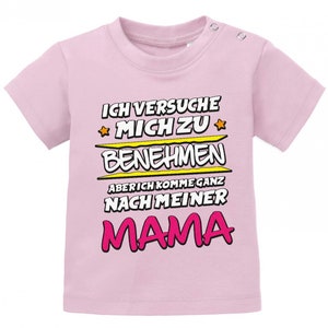 Ich versuche mich zu benehmen aber ich komme ganz nach meiner Mama Baby Shirt Rosa