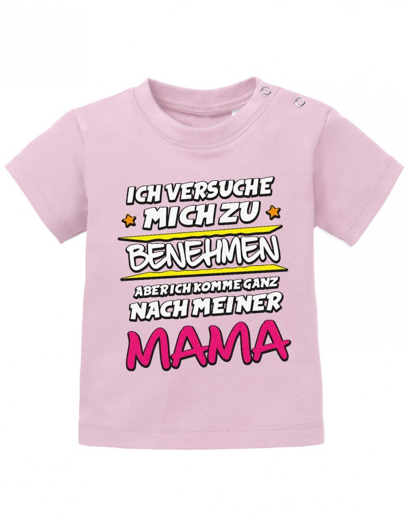 Ich versuche mich zu benehmen aber ich komme ganz nach meiner Mama Baby Shirt Rose