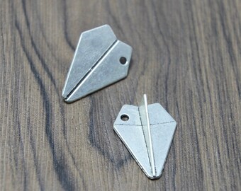 7 Pappersflygplansberlocker: Antika silverhängen (22 x 31 mm)