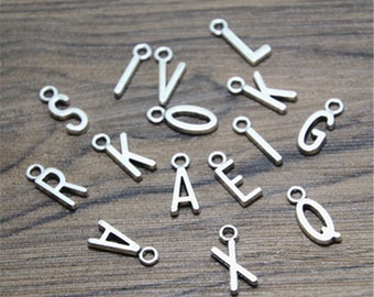 30 piezas de dijes de letras del alfabeto en tono plateado antiguo, puedes elegir entre las letras A a Z