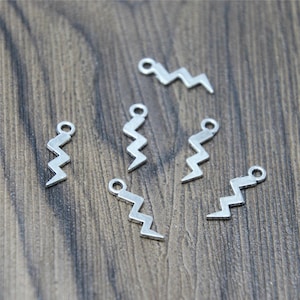 50 silberfarbene Blitz Anhänger: Zink-Legierung (16 x 5 mm)