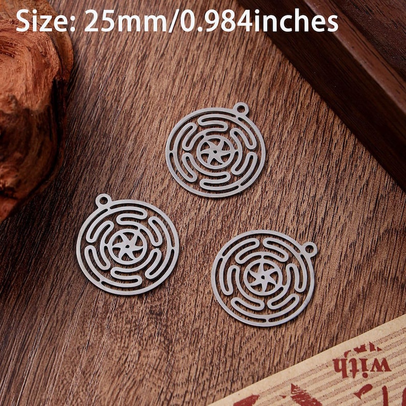 Puede incluir: Tres abalorios de metal plateado con un dise&ntilde;o circular que presenta un patr&oacute;n de estrella. Los abalorios miden 25 mm de di&aacute;metro. Tama&ntilde;o: 25 mm/0,984 pulgadas