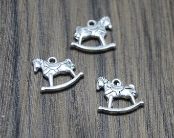 12 piezas de dijes de caballo balancín en tono plateado. Dijes de caballos balancín en 3D. Colgantes de 15 x 15 mm.