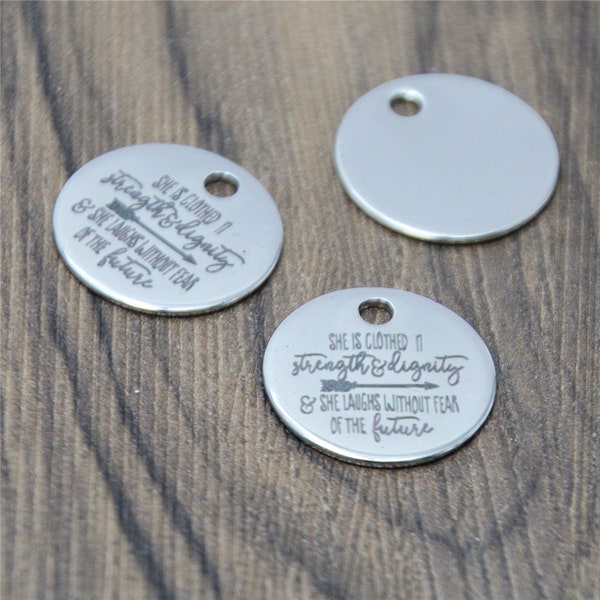 10pcs/lot Proverbes charme Elle est vêtue dans la force et la dignité Proverbes 31:25 Message en acier inoxydable Pendentif 20mm