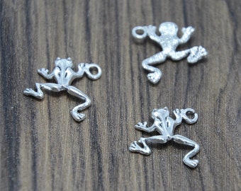 Könnte beinhalten: Drei silberne Frosch-Anhänger mit einer Öse zum Anbringen an Schmuck oder andere Bastelarbeiten.