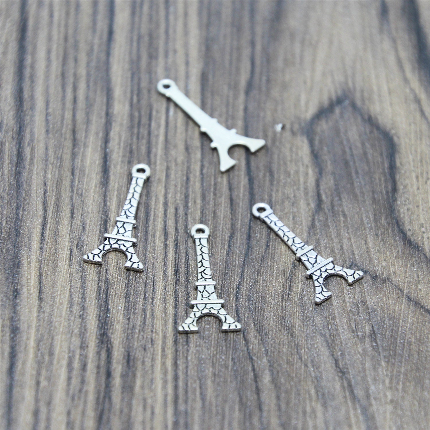 シルバートーンのエッフェル塔チャーム30個：亜鉛合金ペンダント（12 x