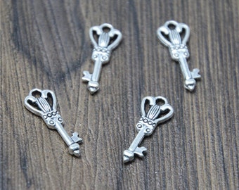 50pcs vintage clé Charms Antiqued Silver Tone pendentifs de charme creux 18x15mm