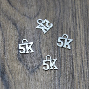 50 piezas de dijes de 5K de plata tibetana antigua con forma de maratón para correr, colgantes de 11 x 10 mm