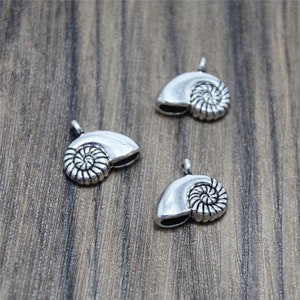 シルバー貝殻チャーム：亜鉛合金ペンダント（10個、13 x 15 mm）