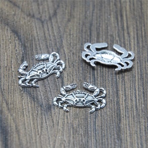 アンティークシルバートーンのカニチャーム30個：海洋生物ペンダント（20 x 13 mm）
