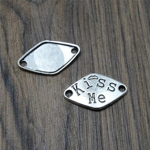 12 peças pingentes de letras de prata antigas "beije-me", conectores de pingentes de letras "beije-me" 20 x 33 mm