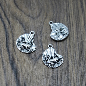 20pcs Frog on a Lily Pad Charms, Antique silver tone Frog on a Lily Pad Charms pendants 22x18mm