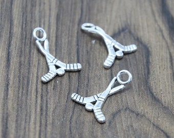 25 dijes de palo de hockey plateados: colgantes deportivos (16 x 22 mm)
