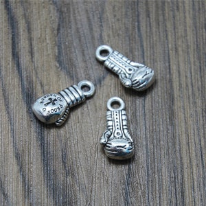 アンティークシルバーボクシンググローブチャーム10個：3Dペンダント（20 x 10 mm）