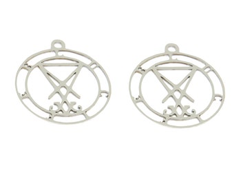 Könnte beinhalten: Zwei silberne Metallanhänger mit einem runden Design, das ein geometrisches Symbol im Inneren zeigt. Das Symbol ist ein Dreieck mit einer Linie durchgehend und einem Kreis unten.