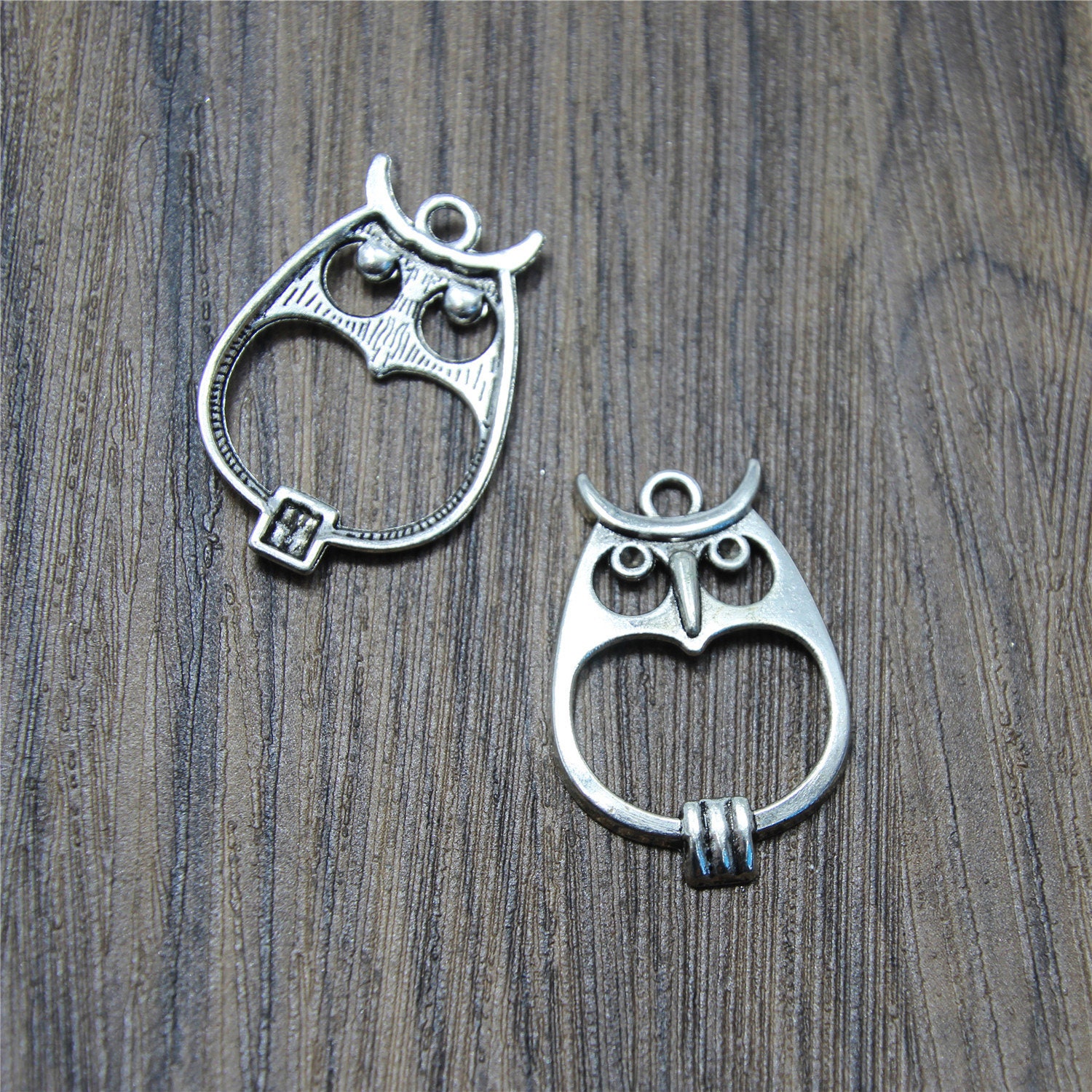 15 Silver Tone Owl Charms: Zinc Alloy Pendants (24x34mm)