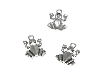 Könnte beinhalten: Drei silberne Frosch-Anhänger mit einer Öse oben zum Anbringen an Schmuck oder andere Bastelarbeiten.
