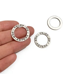 Per Aspera Ad Astra チャーム：ラテン語のフレーズが刻まれたリングペンダント（25 mm 0.984インチ）