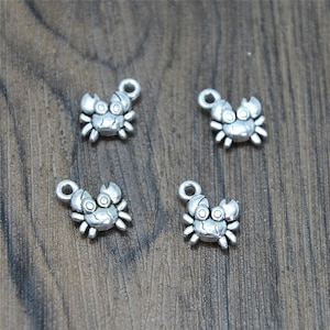 25個の小さなカニのチャーム シルバートーンのカニのチャームペンダント 12 x 12 mm